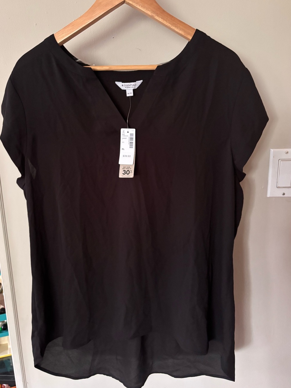 XL Reitmans Black V-Neck Short Sleeve Top
